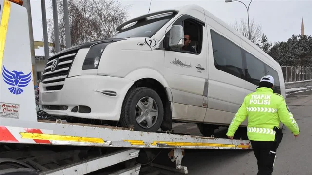 Bursa İnegöl'de Servis Aracı ile Hafif Ticari Araç Çarpıştı