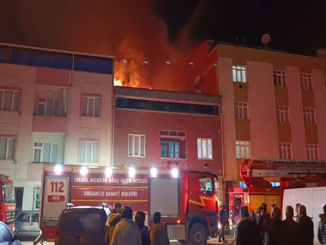 Bursa'da ev yangını: İki katlı evin çatısı alevlere teslim oldu