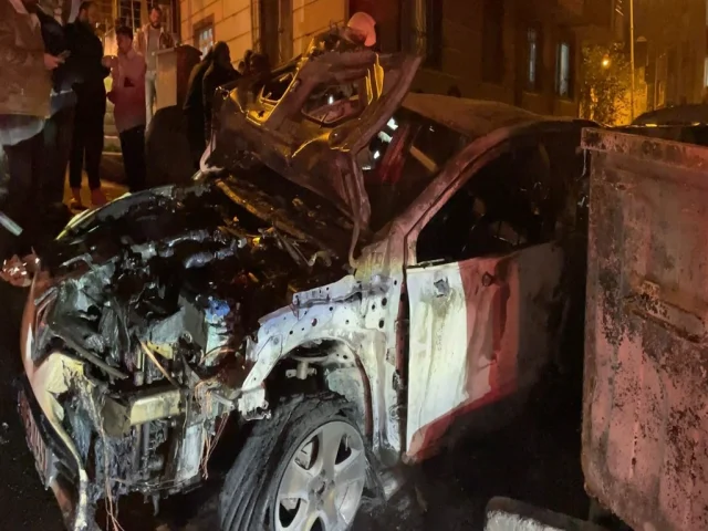 Eyüpsultan'da araç yangını: Park halindeki iki otomobil yandı