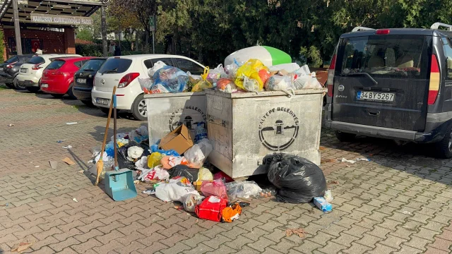 Binlerce işçi iş bıraktı! Sokaklar çöple doldu taştı: Mahalleli isyan etti