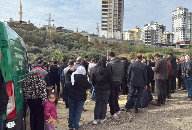 Mersin'de Komşusu Tarafından Öldürülen Anne ve Oğlunun Cenazeleri Toprağa Verildi