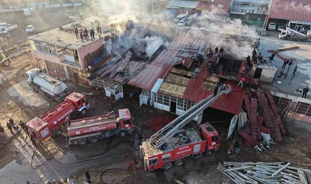 Tatvan'daki Kereste İşletmesinde Çıkan Yangın Söndürüldü