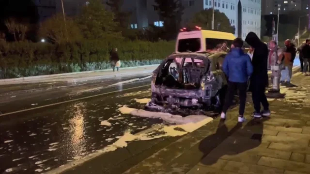 Küçükçekmece'de Seyir Halindeki Otomobil Alev Alev Yandı