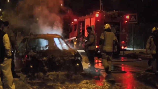 Küçükçekmece'de Seyir Halindeki Otomobil Alev Alev Yandı