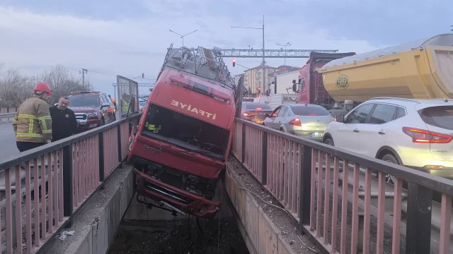 Kırıkkale'de İtfaiye Aracı Köprü Arasında Asılı Kaldı: 3 Kişi Yaralandı