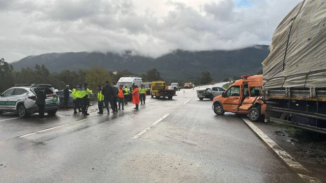 İzmir Tire'de Zincirleme Trafik Kazası Meydana Geldi
