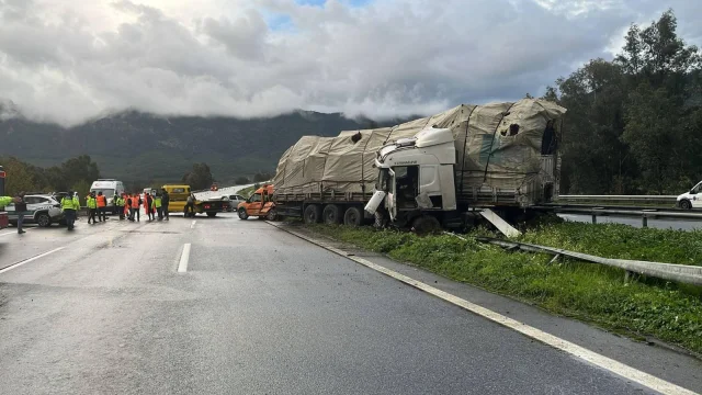 İzmir Tire'de Zincirleme Trafik Kazası Meydana Geldi