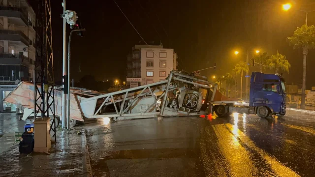 Mersin Mut'ta Dorsesi Rampada Askıda Kalan Tır Trafiği Aksattı