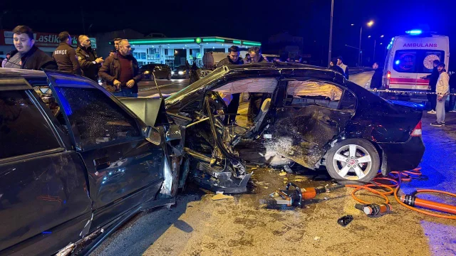 Sakarya'da iki otomobil çarpıştı: 1 ölü, 2 yaralı