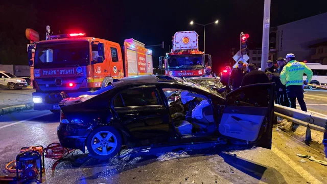 Sakarya'da iki otomobil çarpıştı: 1 ölü, 2 yaralı