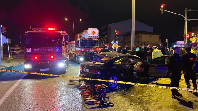 Sakarya'da iki otomobil çarpıştı: 1 ölü, 2 yaralı