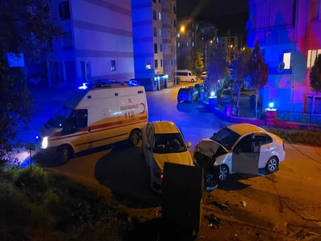 Bursa'da trafik kazası: Mudanya'da iki otomobil çarpıştı, 2 yaralı
