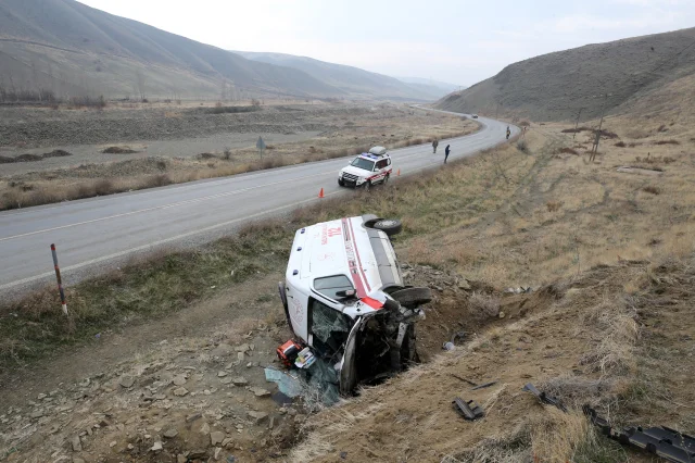 Muş'ta Ambulans Kazası: 3 Sağlık Personeli Yaralandı