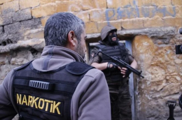 Kocaeli'de Asfalt Silindirinin İçinden Kilo Kilo Uyuşturucu Çıktı!