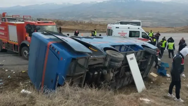 Sivas'ta Cezaevi Aracı Devrildi: 3'ü Ağır 9 Yaralı