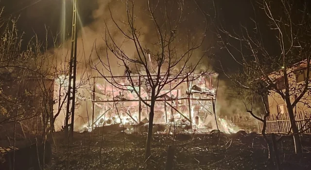 Adana'da bir evde çıkan ve okul lojmanına sıçrayan yangın söndürüldü