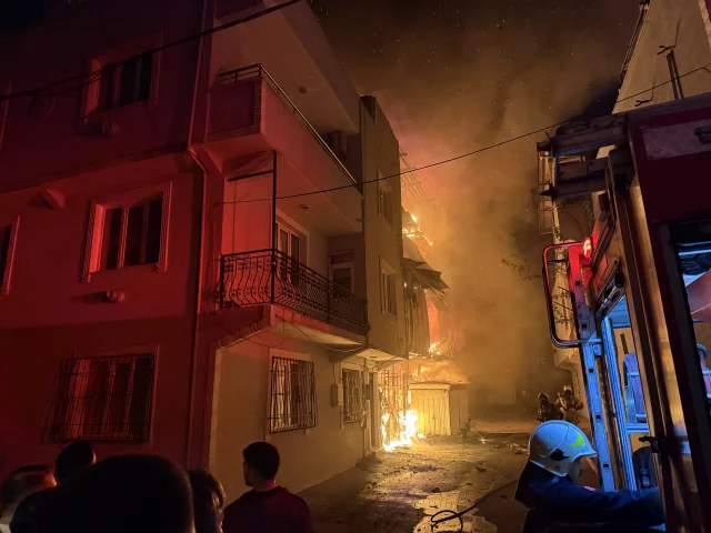 Bursa'da 3 katlı binada çıkan yangın söndürüldü