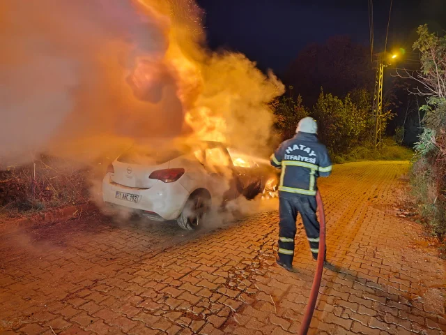 Hatay'da otomobilde çıkan yangın söndürüldü
