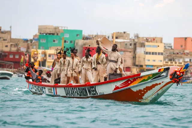 Senegal'de Sıra Dışı Defile: Dakar Moda Haftası Balıkçı Teknelerinde Düzenlendi