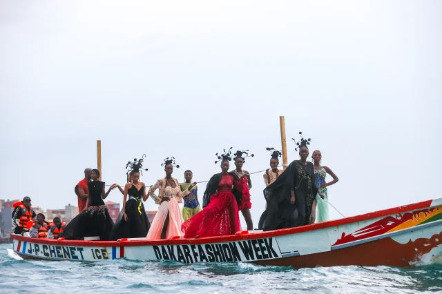 Senegal'de Sıra Dışı Defile: Dakar Moda Haftası Balıkçı Teknelerinde Düzenlendi