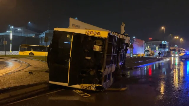 Çekmeköy'de İETT'ye Bağlı Özel Halk Otobüsü Devrildi