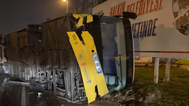 Çekmeköy'de İETT'ye Bağlı Özel Halk Otobüsü Devrildi