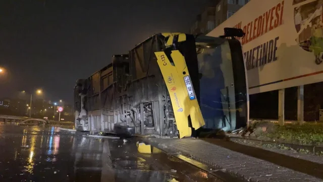 Çekmeköy'de İETT'ye Bağlı Özel Halk Otobüsü Devrildi
