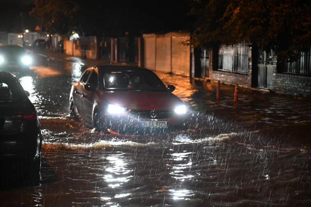 İstanbul'da Sağanak Etkili Oldu: Yollar Göle Döndü, Evleri Su Bastı