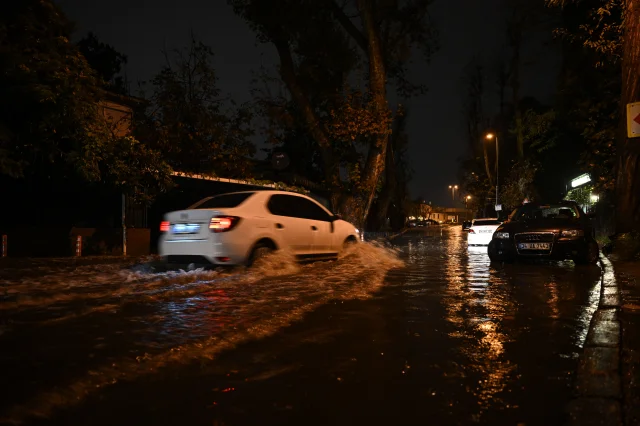 İstanbul'da Sağanak Etkili Oldu: Yollar Göle Döndü, Evleri Su Bastı