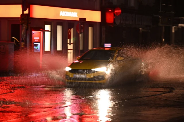 İstanbul'da Sağanak Etkili Oldu: Yollar Göle Döndü, Evleri S...