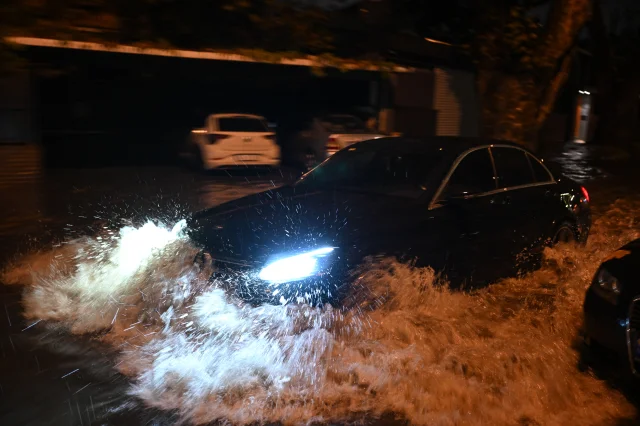 İstanbul'da Sağanak Etkili Oldu: Yollar Göle Döndü, Evleri Su Bastı