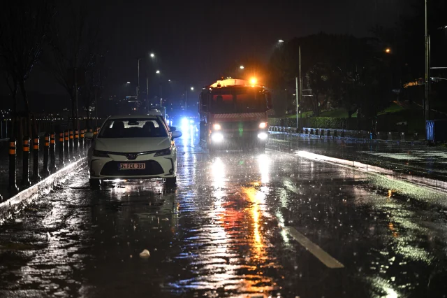 İstanbul'da Sağanak Etkili Oldu: Yollar Göle Döndü, Evleri Su Bastı