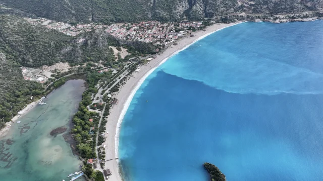 Ölüdeniz'in Rengi Yağışlarla Değişti: Kıyılar Turkuaza Büründü