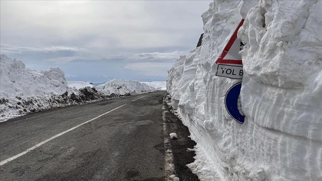Ardahan-Ardanuç kara yolu kış sezonunda trafiğe kapatıldı