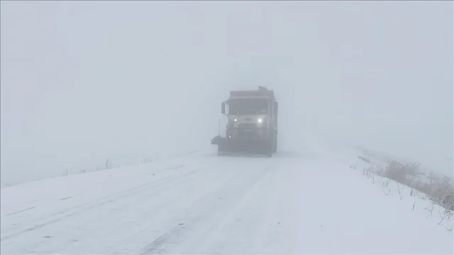 Kars-Göle kara yolu kar ve sis nedeniyle ulaşıma zorlaşıyor
