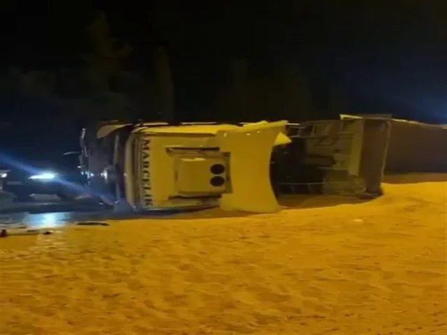 Osmaniye'de mısır yüklü kamyon devrildi: 1 kişi yaralandı