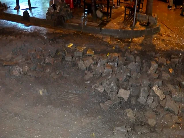 İstanbul'da Küçükçekmece yol çökmesi sonrası araçlar çukura düştü