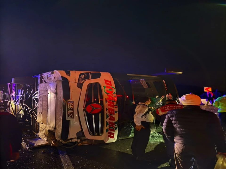 Osmaniye'de otobüs kazası: Yolcu otobüsü devrildi, 3 yaralı