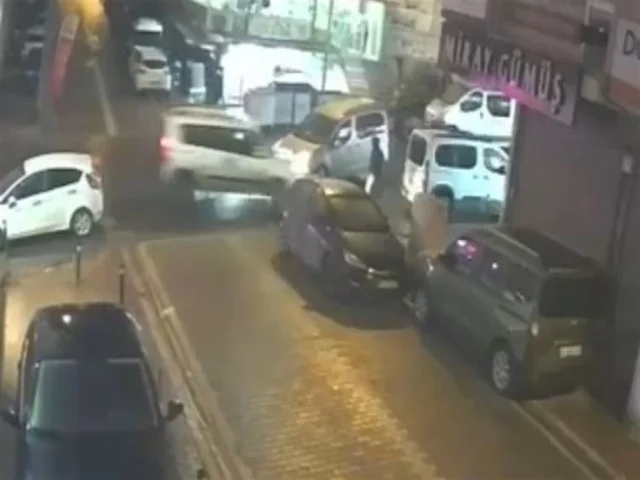 Esenyurt'da trafik kazası: Manevra yapan araç yayaya çarptı