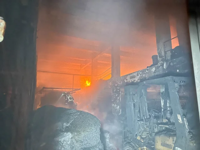 Uşak'ta Plastik Poşet Üretim Fabrikasında Yangın Çıktı