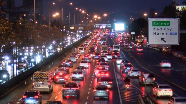 İstanbul'da Haftanın İlk İş Gününde Trafik Yoğunluğu Yüzde 90'a Ulaştı