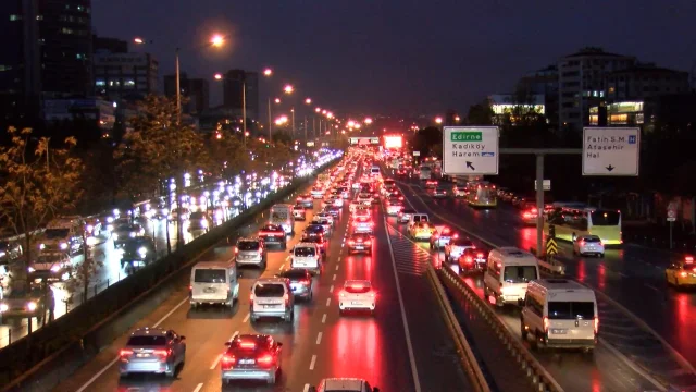 İstanbul'da Haftanın İlk İş Gününde Trafik Yoğunluğu Yüzde 90'a Ulaştı