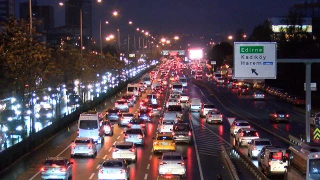 İstanbul'da Haftanın İlk İş Gününde Trafik Yoğunluğu Yüzde 90'a Ulaştı