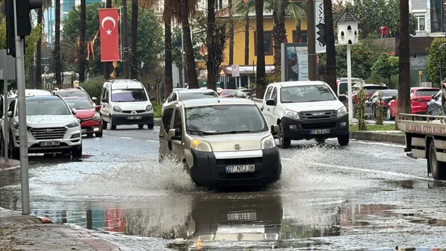 Alanya'da yağış hayatı olumsuz etkiledi