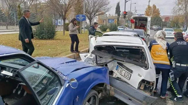 Kütahya'da zincirleme trafik kazasında 4 kişi yaralandı