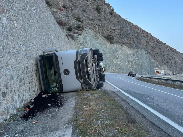 Artvin'de Kömür Yüklü Tır Devrildi: Sürücü Yaralandı