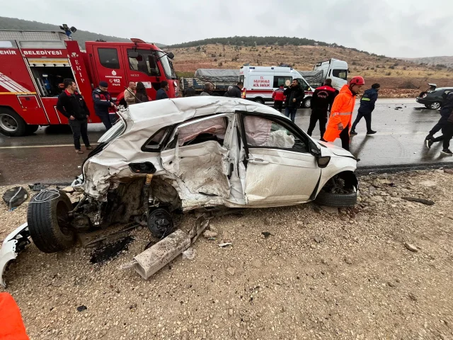 Kahramanmaraş'ta İki Otomobil Çarpıştı: 1 Kişi Öldü, 2 Kişi Yaralandı