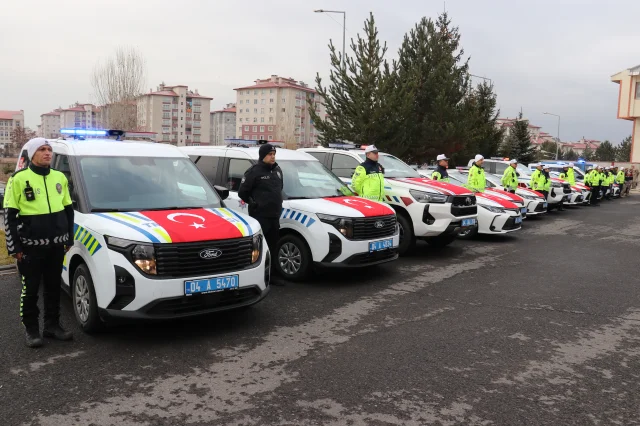 Ağrı'da emniyet ve jandarma teşkilatına teslim edilen 85 araç hizmete girdi