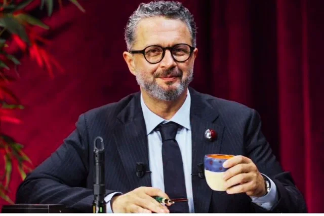 Aşk itirafı gelmişti! 16 yaş küçük sevgilisiyle ilk pozuna t...