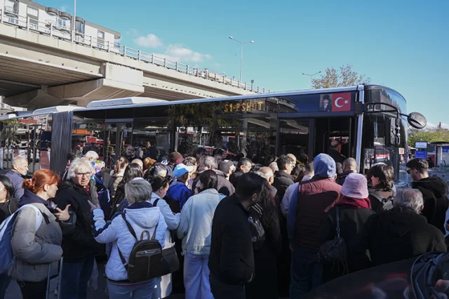 İzmir'de metronun raydan çıkması nedeniyle ulaşım aksadı